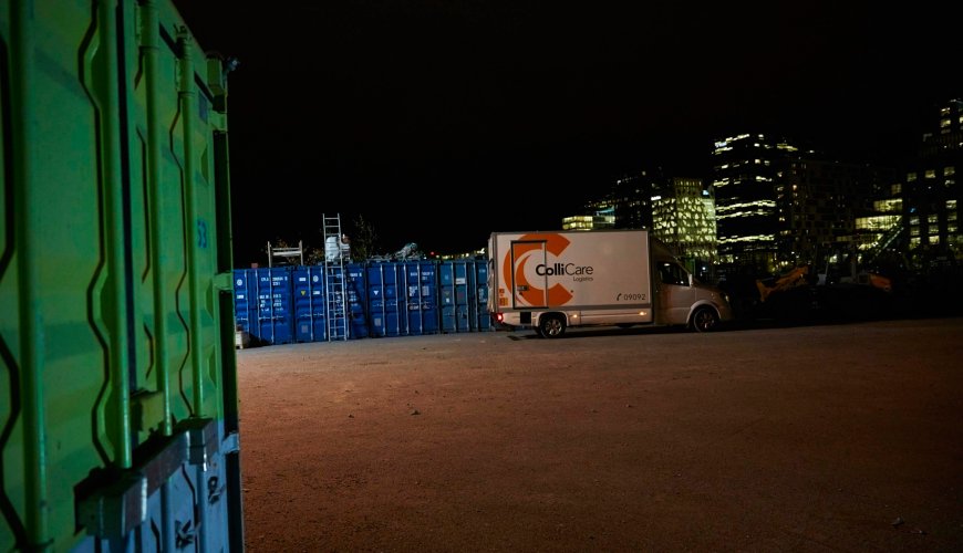 Branded ColliCare truck during night, ready to deliver predictable goods with the InNight service