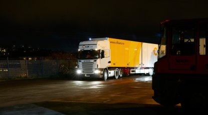 Merket ColliCare lastebil på kveldstid, klar til å kjøre gods