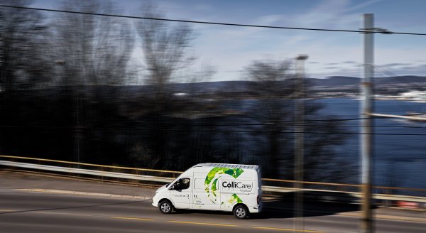 Elektrisk ColliCare varebil som kjører på motorveien i Norge for ekspress levering