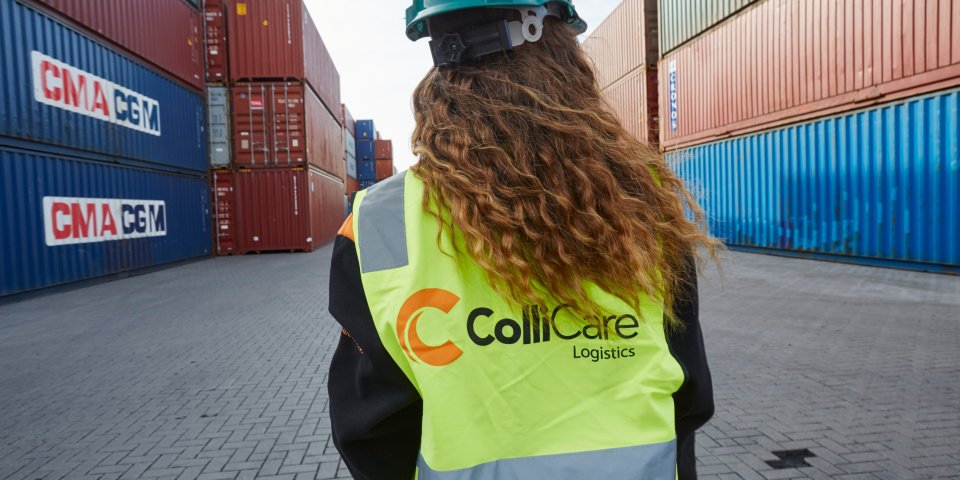 A Collicare-employee is having an overview of the containers and cargo at a port in Lithuania.