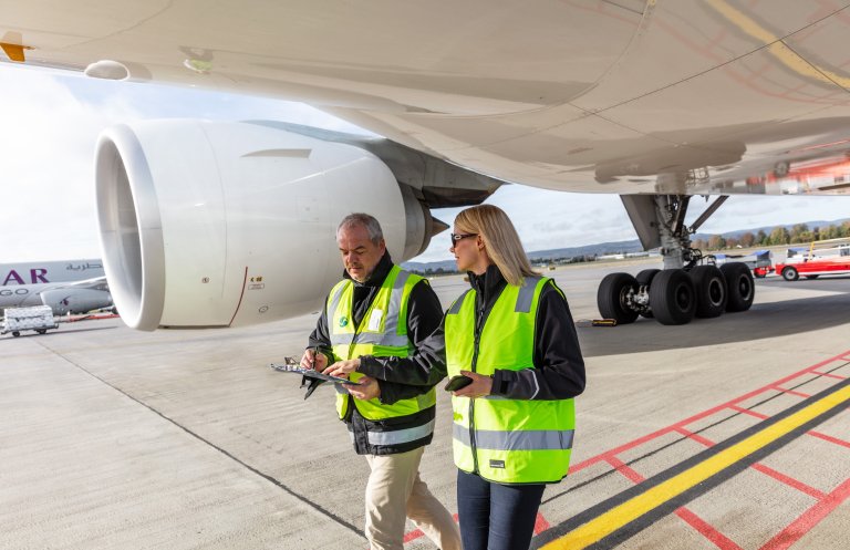 ColliCare-employee and airport-staff discussing logistics concerning goods and cargo.