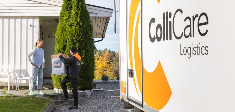 ColliCare-employee delivering goods at customers front door.