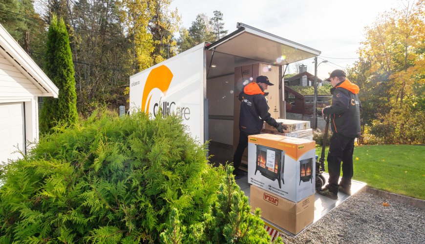 Two ColliCare-employees unloading ordered goods at the customers home.