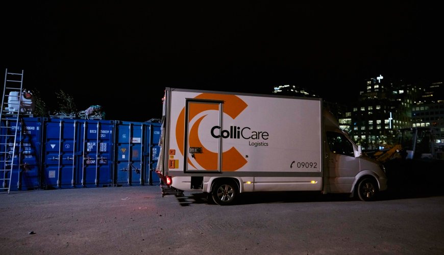 Branded ColliCare truck during night, ready to deliver predictable goods with the InNight service