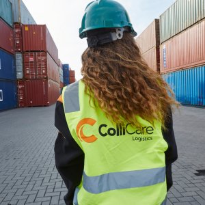 A Collicare-employee is having an overview of the containers and cargo at a port in Lithuania.