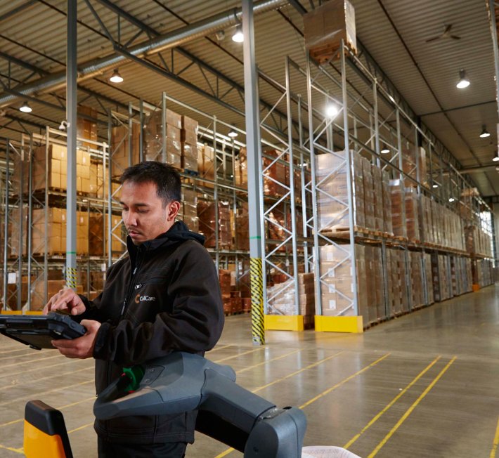 ColliCare employee controlling the goods arriving and distributed from the storage