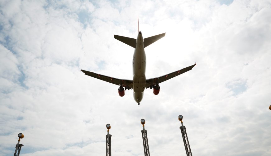 Fraktfly fylt med varer og gods forlater flyterminalen.