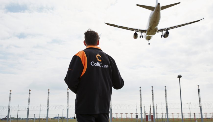 A ColliCare-employee ser et fraktfly forlate terminalen med gods og last ombord.