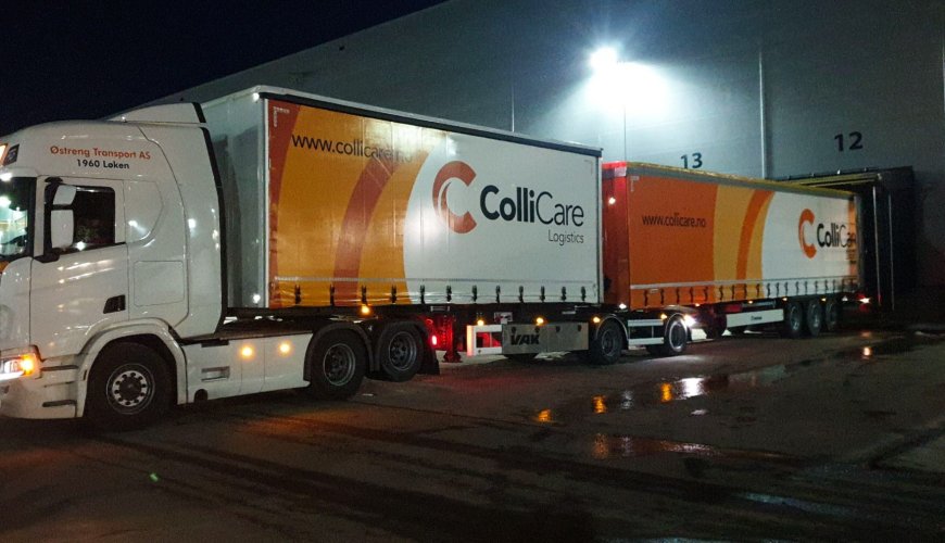 ColliCare lastebil parkert på terminalen for å levere og motta gods.