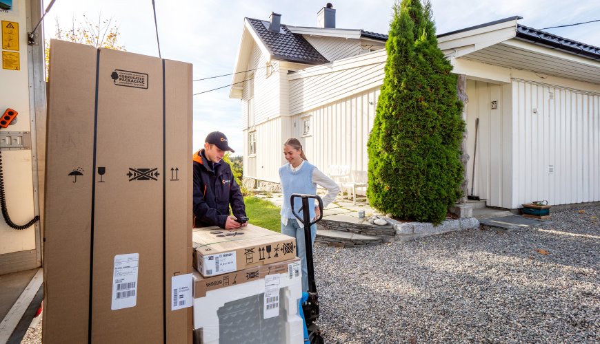 ColliCare-ansatt og kunden avslutter leveringen ved bruk av digital signeringsform ved hjemlevering.