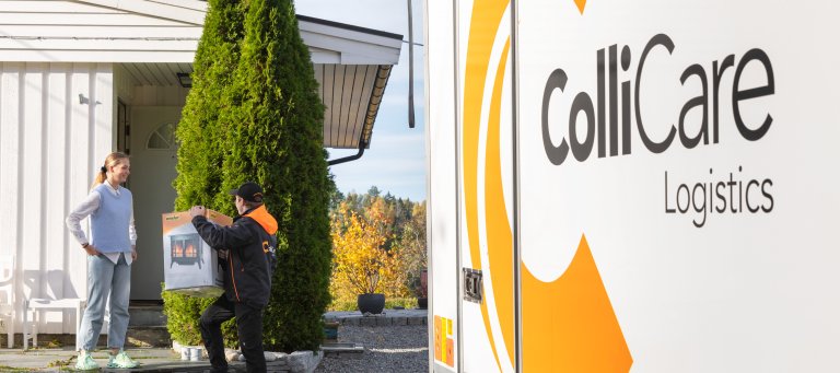 ColliCare-ansatt leverer varer på døren til kunden.