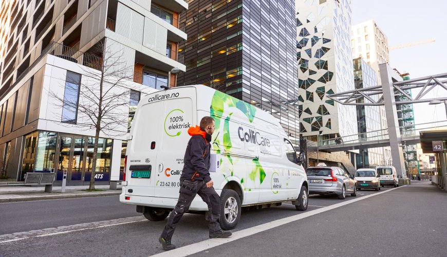 ColliCare-ansatt er ute for å fullføre en levering av forutsigbart god i ColliCares elektriske transportmidler.