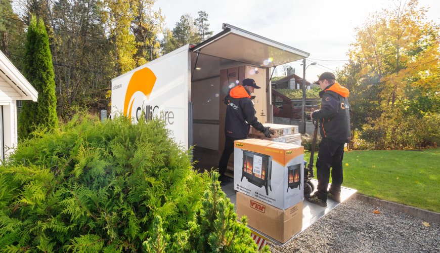 To ColliCare-ansatte laster av godset hjemme hos kunden.