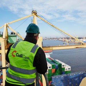 En ColliCare ansatt på området, med utsikt over alle containerne som er klare til å bli sendt med båt