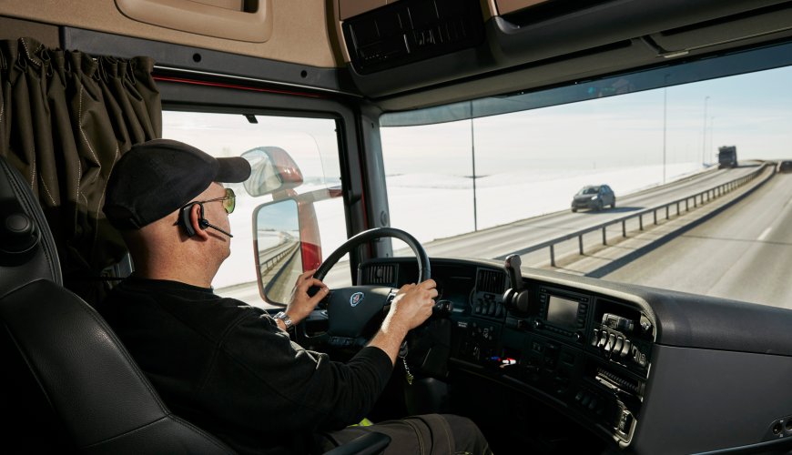 En person som kjører en ColliCare lastebil på motorveien i Norge på vinterstid 
