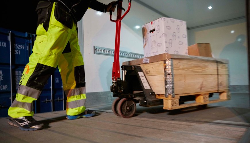 ColliCare-ansatte pakker gods og klargjører for levering med InNight-tjenesten.