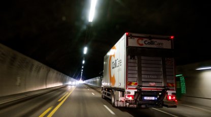ColliCare lastebil som kjører gjennom en tunnel for forutsigbar levering av gods 