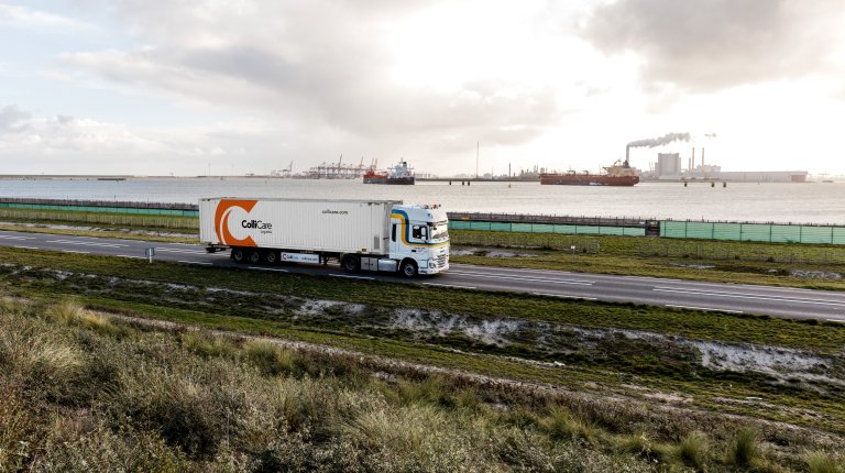 En Van der Stek-lastebil som kjører med en ColliCare-container ved Maasvlakte, Rotterdam, Nederland.