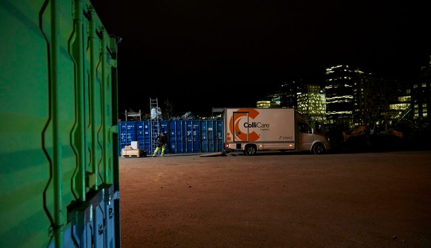 ColliCare-truck om natten, klar til å levere forutsigbart gods gjennom InNight-tjenesten.