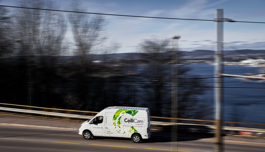 Elektrisk ColliCare varebil som kjører på en vei i Norge for express levering 