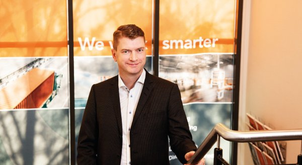 Et portrett av Knut Sollund, CEO - Chief Executive Officer i ColliCare Logistics i trappa på hovedkontoret 