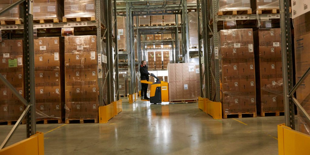 En ansatt som sørger for at godset blir plassert i riktige hyller på lageret