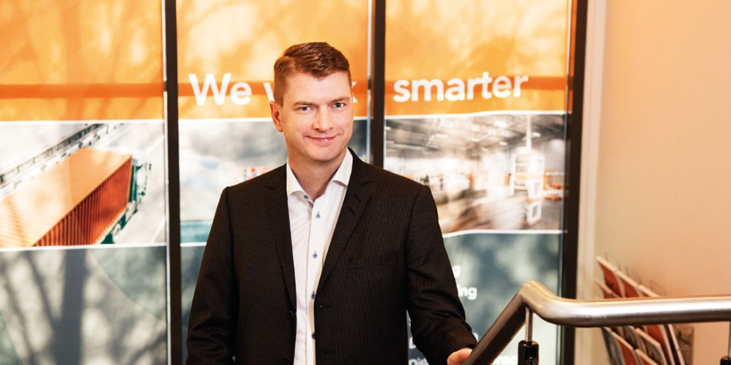 Et portrett av Knut Sollund, CEO - Chief Executive Officer i ColliCare Logistics i trappa på hovedkontoret