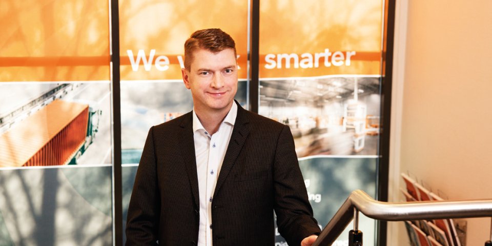Et portrett av Knut Sollund, CEO - Chief Executive Officer i ColliCare Logistics i trappa på hovedkontoret 