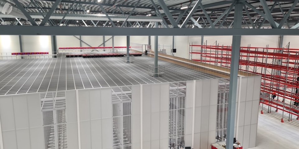 A photo showing the work stations of the automated storage installation in Vestby.